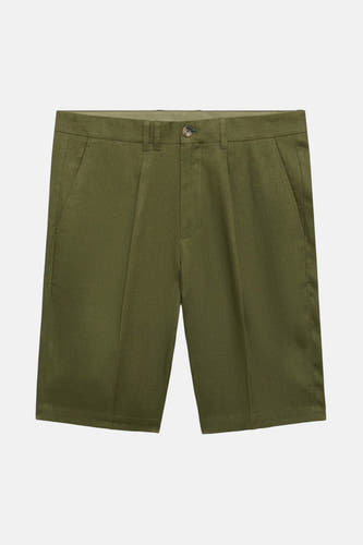 Short vert de MANGO, avec des plis et des poches, sur un fond blanc.