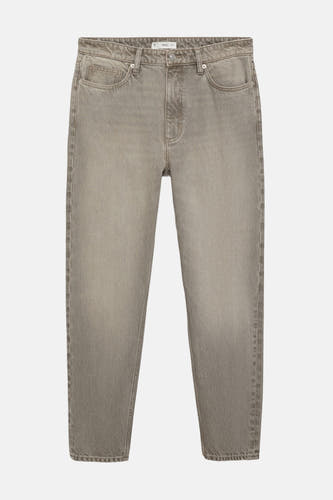 Jean tapered gris MANGO, avec cinq poches et une texture denim stonewashed.