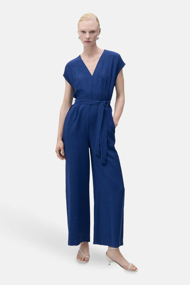 Combinaison bleue de MANGO, avec une ceinture et des manches larges.