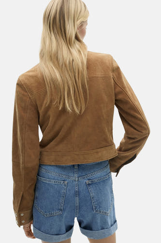 Korte, middenblauwe denim short van MANGO, met opgerolde pijpen en achterzakken.
