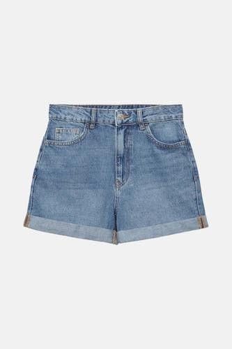 Short en denim bleu marine de MANGO avec revers et poches.