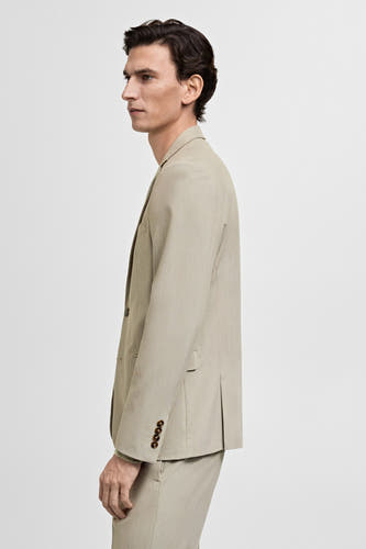 Blazer beige de MANGO, en vue d'ensemble, avec col et fermeture à boutons sur le bras.