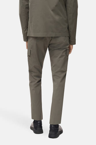 Pantalon vert de MANGO, vu d de l'arrière avec des poches sur les jambes et des chaussures noires.