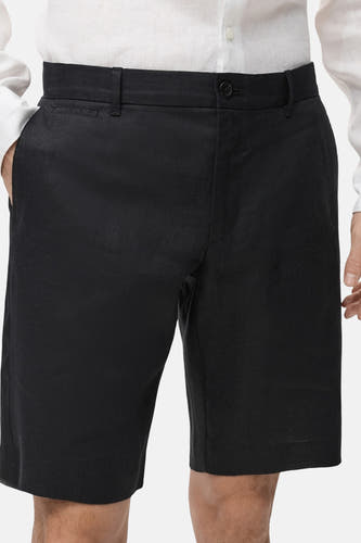 Short noir de MANGO, avec une fermeture à bouton et une poche.