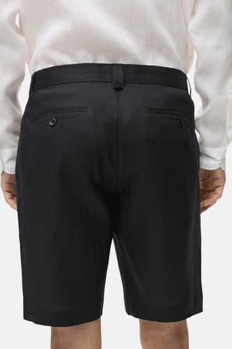 Short noir de MANGO, vu de l'ar avec des des et et et une légger.