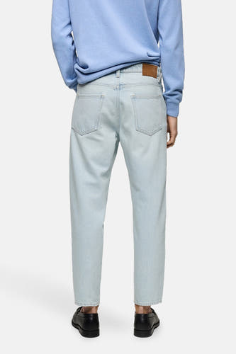 Lichtblauwe denim tapered jeans van Mango, met een bruin leren label aan de tailleband, achterkant.