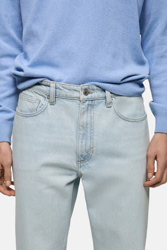 Jean tapered bleu clair de MANGO, avec poches et fermeture à glissière.