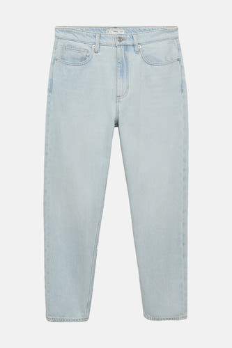 Jean tapered bleu clair de MANGO, avec poches et jambes droites.