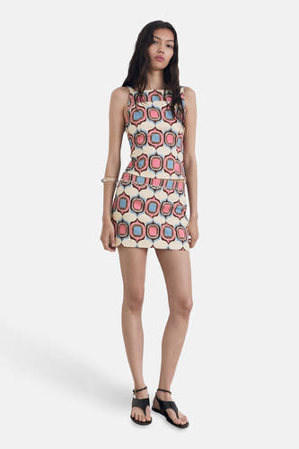 Jupe courte multicolore de MANGO, avec un motif géométrique rétro et une ceinture décorative.