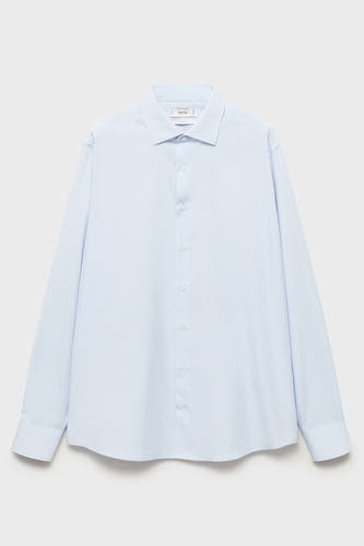 Chemise bleu clair à manches longues de MANGO, avec un col, des boutons blancs et l'étiquette 'SLIM FIT'.