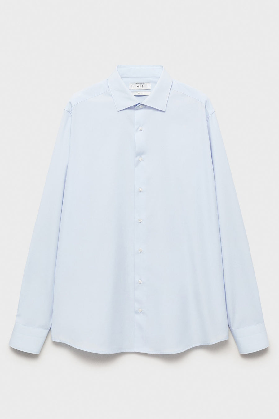 Chemise bleu clair à manches longues de MANGO, avec un col, des boutons blancs et l'étiquette 'SLIM FIT'.
