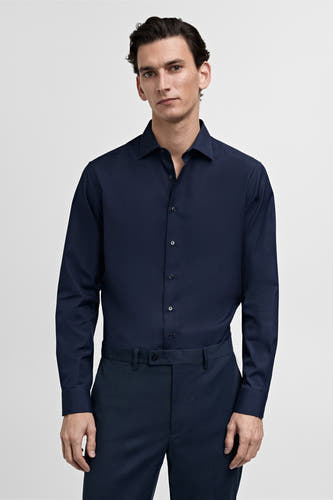 Chemise bleue à manches longues de MANGO, vue de dos, assortie à un pantalon assorti.