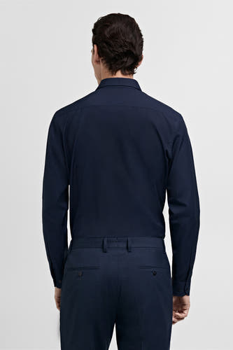 Blauw overhemd met lange mouwen van MANGO, gezien van achteren, gecombineerd met een bijpassende pantalon.
