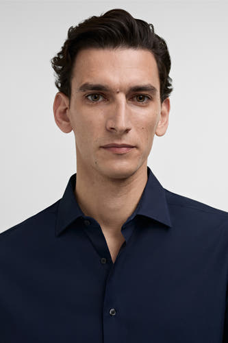 Chemise bleue à manches longues de MANGO, gros plan de face avec mannequin sur fond blanc.