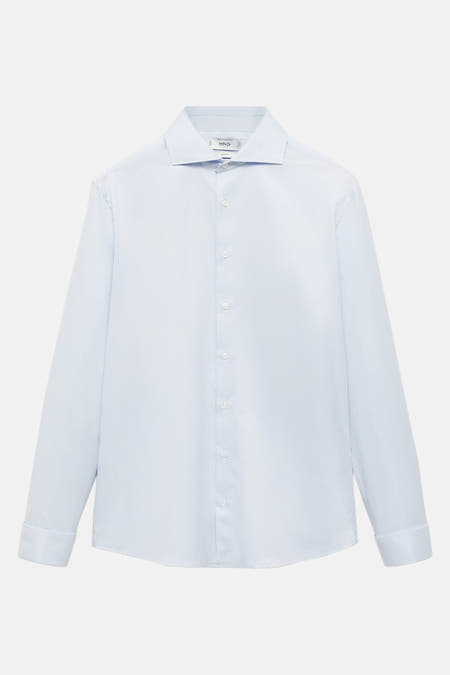 Chemise bleue à manches longues de MANGO, avec col classique et fermeture à boutons.