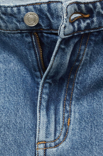 Jean en denim bleu marine tapered de MANGO, avec une fermeture à glissière et un bouton couleur argent.