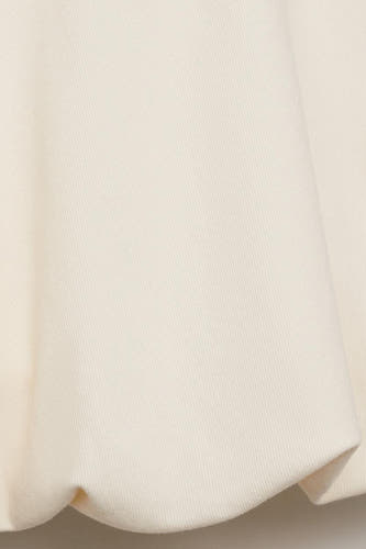 Crème short jupe de MANGO, avec une subtile texture et des plis drapés.