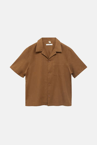 Chemise brune à manches courtes de MANGO, avec poche poitrine et boutons.