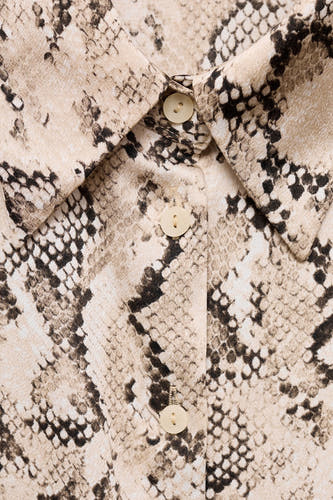 Chemise brune à longues manches de MANGO, avec imprimé serpent et boutons beige.
