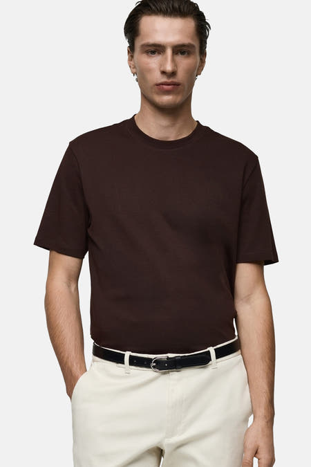 T-shirt marron à manches courtes de MANGO, vue arrière avec un pantalon crème et des chaussures noires.