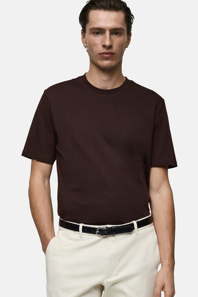 T-shirt marron à manches courtes de MANGO, vue arrière avec un pantalon crème et des chaussures noires.