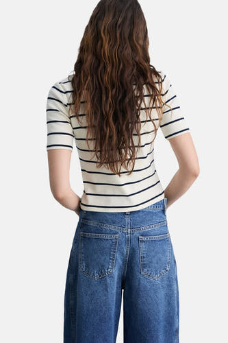 Wit gestreept T-shirt met korte mouwen van MANGO, met blauwe jeans.