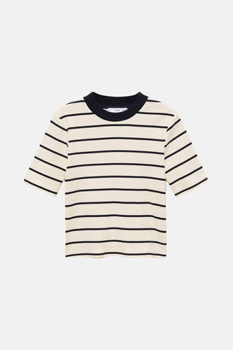 T-shirt rayé blanc (manches courtes) de MANGO, avec une encolure ronde et des accents bleu marine.