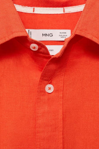 Chemise orange à manches longues de MANGO, gros plan du col et des boutons.