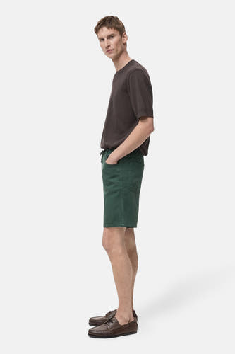 Short vert de MANGO, avec une ceord et des po po port porté un un un shirt et des mocassinsins en vue latérale.
