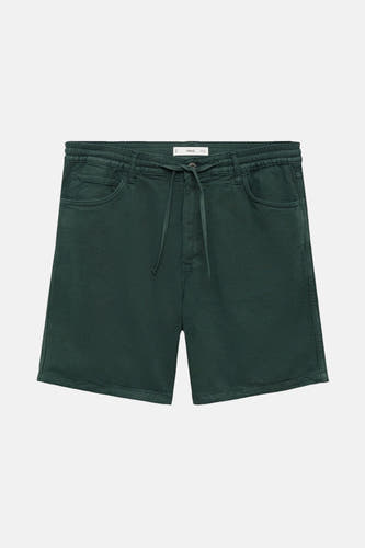 Short vert de MANGO avec cordon et poches, présenté sur un fond blanc.