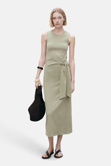 Robe sans manches kaki de MANGO, avec une coupe ajustée et une longueur jusqu'aux chevilles, vue de derrière.