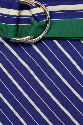 Long manteau bleu de MANGO, avec des rayures diagonales et une ceinture décorative à boucle argentée.