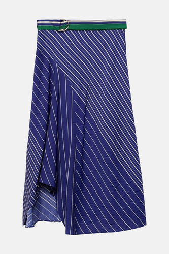 Longue jupe bleue de MANGO, avec des rayures blanches et une ceinture verte avec une boucle argentée.
