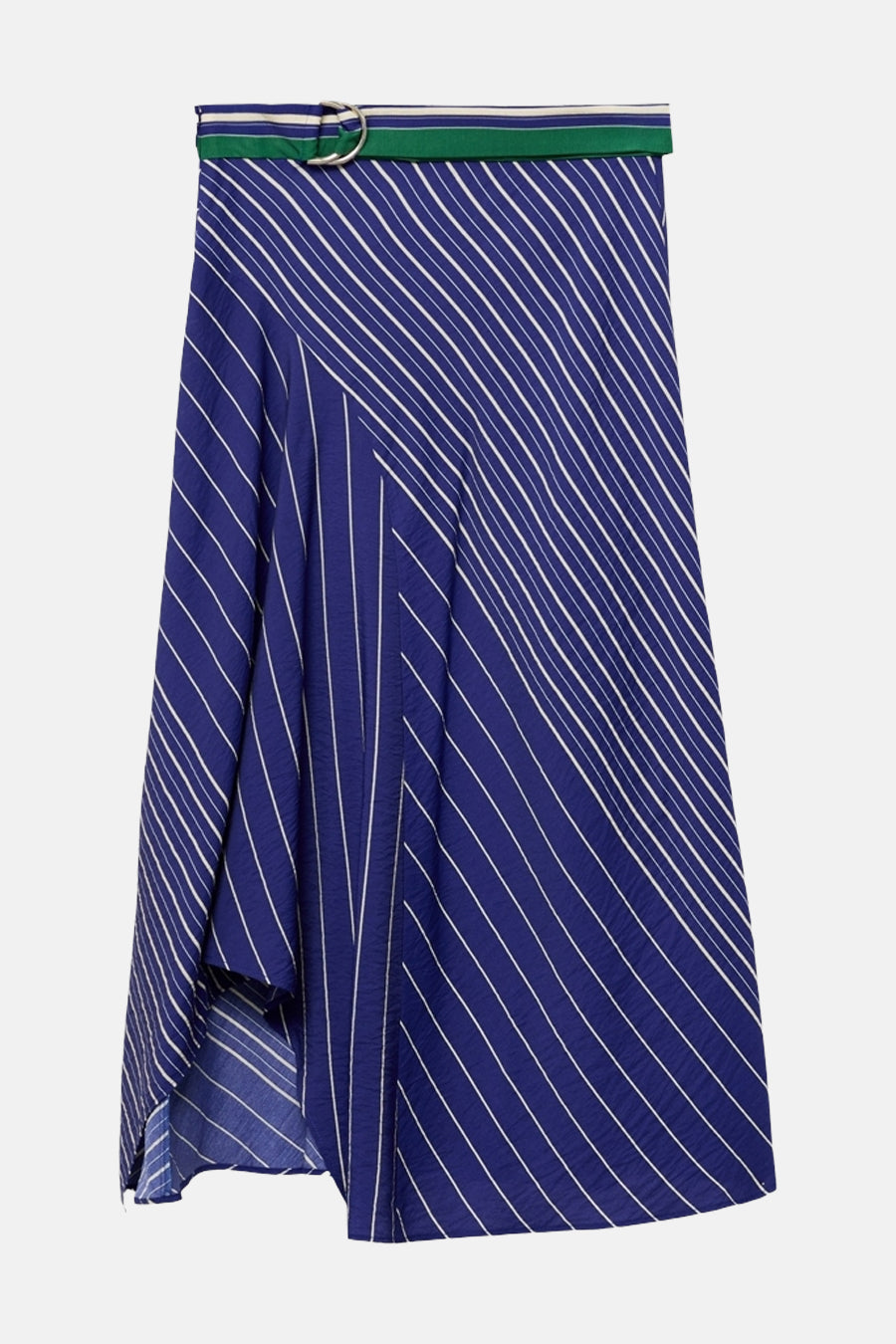 Longue jupe bleue de MANGO, avec des rayures blanches et une ceinture verte avec une boucle argentée.