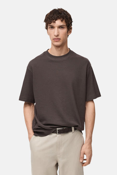 T-shirt brun à manches courtes de MANGO, avec une texture subtile et un dos visible.