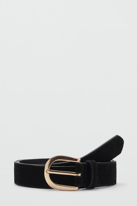 Ceinture noire de MANGO avec une boucle dorée et une texture en suède.