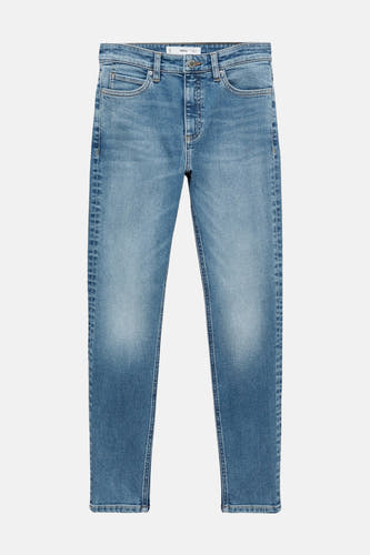 Jean skinny bleu clair de MANGO, avec des détails en denim classiques et un lavage lisse.
