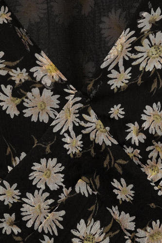 Robe noire avec des manches courtes de MANGO, imprimée d'un motif de fleurs blanches.