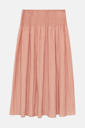 Roze rok met elastische tailleband en verticale plooien.
