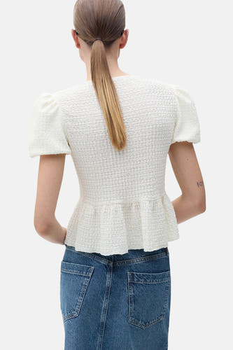 Witte blouse met korte mouwen van MANGO, met een getailleerd peplummodel en een getextureerde stof.