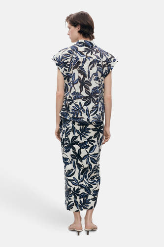 Jupe multicolore de MANGO, avec des feuilles bleues et noires imprimées, vue de derrière.