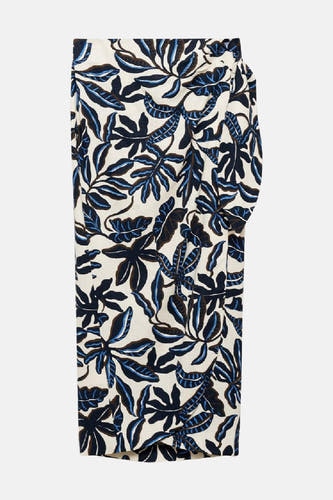 Jupe multicolore de MANGO, avec un motif de feuilles en bleu et marron sur un fond crème.