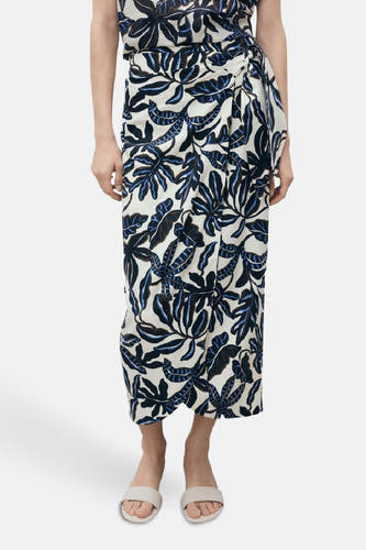 Jupe multicolore de MANGO, avec un motif de feuille tropicale en bleu et noir.