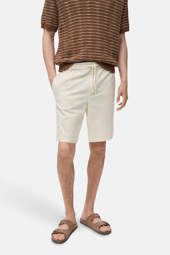 Crème court de MANGO, avec une ceinture élastique et une poche brodée à l'arrière.