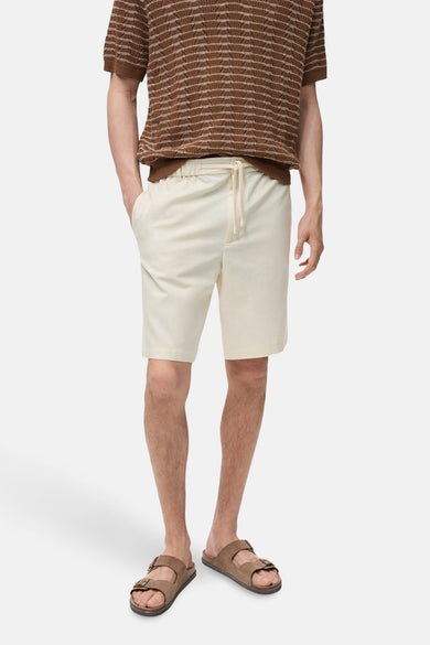 Crème court de MANGO, avec une ceinture élastique et une poche brodée à l'arrière.
