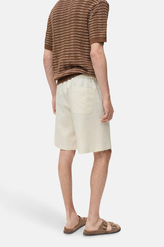 Ecru short van MANGO, met een elastische tailleband en een opgestikte zak aan de achterkant.