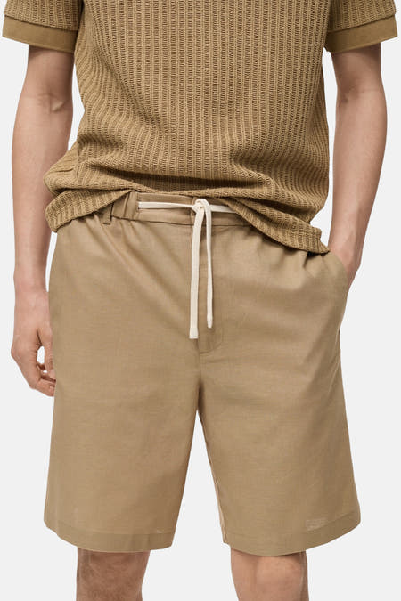 Short beige de MANGO, avec une cece é é et un poche arrière vu de derrière.