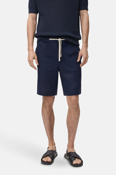 Short bleu de MANGO, avec une ceinture élastique, vu de derrière.