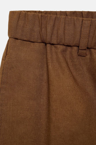 Short brun de MANGO, avec une cece é é et des boucles pour la ceinture.