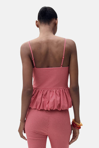 Blouse sans manches rouge de MANGO, avec une impression imprimée et un détail ruche.